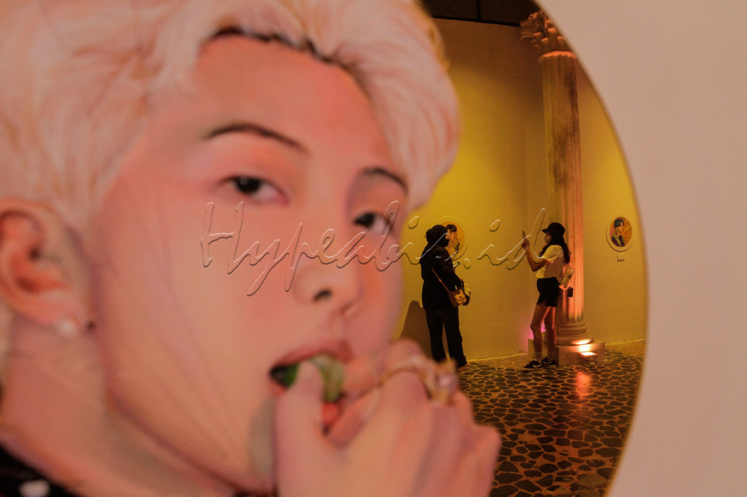 Pengunjung berswafoto di instalasi pameran REMEDY di Plaza Indonesia, Jakarta.