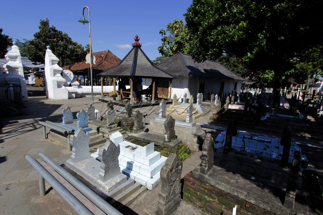 Makam Sunan Gunung Jati memiliki bangunan yang mempunyai ciri arsitektur Jawa, Cina dan Arab. Pada desain dinding di bagian interior ruangan sangat nampak bergaya arsitektur Cina. Ini disebabkan banyaknya hiasan porselen dan keramik.