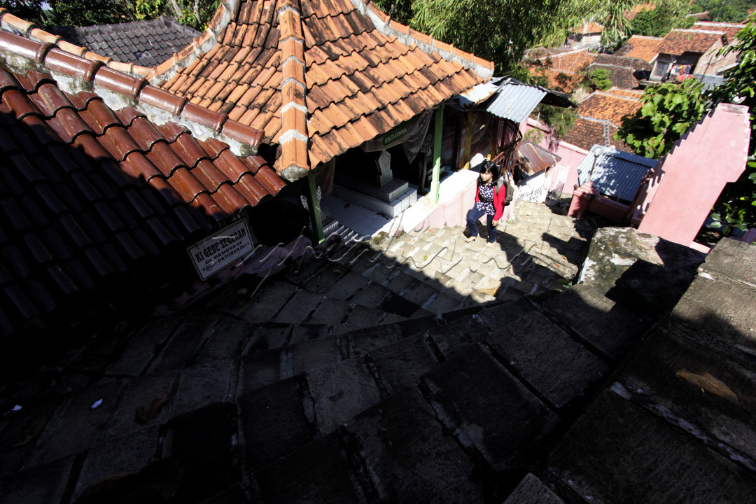 Bukan hanya pada dinding, keramik yang rata-rata berumur ratusan tahun ini juga banyak terdapat di sepanjang jalan menuju makam. Pada dinding bangunan makam terdapat ukiran kaligrafi yang mencirikan arsitektur dari Arab, sedangkan atap yang berbentuk limas adalah ciri dari Jawa.<br />
&nbsp;