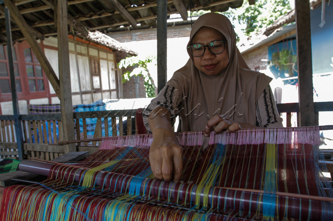 Perajin menyelesaikan pembuatan Tenun Nggoli khas Bima di Ntobo, Bima, Nusa Tenggara Barat.<br />
<br />
<br />
&nbsp;
