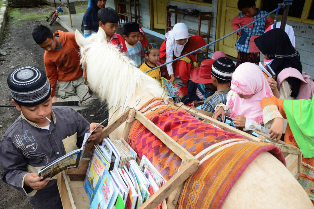 Layaknya perpustakaan keliling, buku-buku itu dipinjamkan kepada anak-anak dan masyarakat hingga ke sekolah secara gratis.&nbsp;
