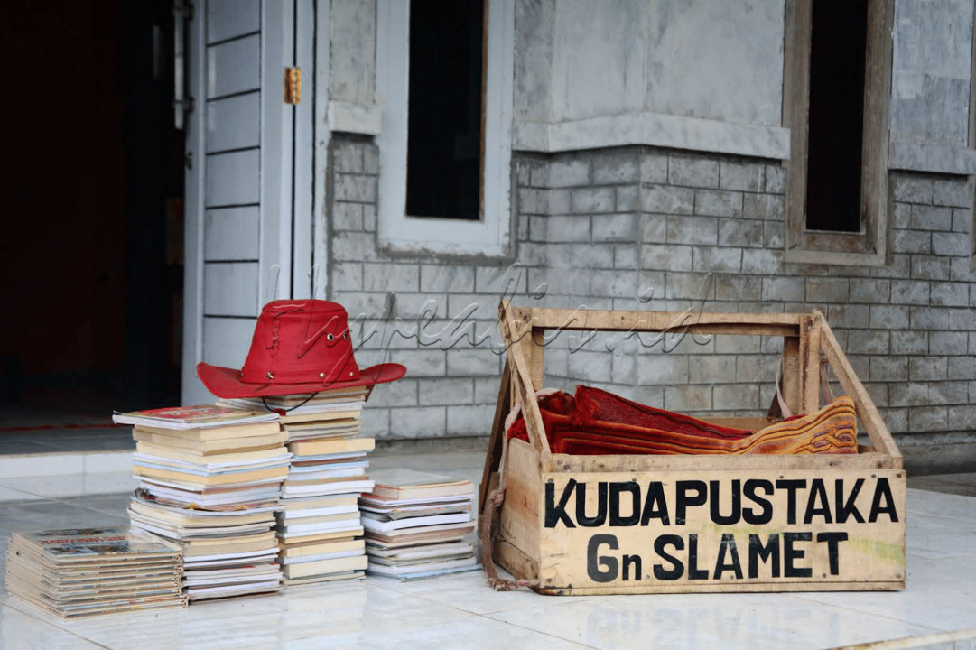 Luna diajak Ridwan Sururi untuk mengedarkan buku-buku tersebut 3 kali dalam seminggu.&nbsp;