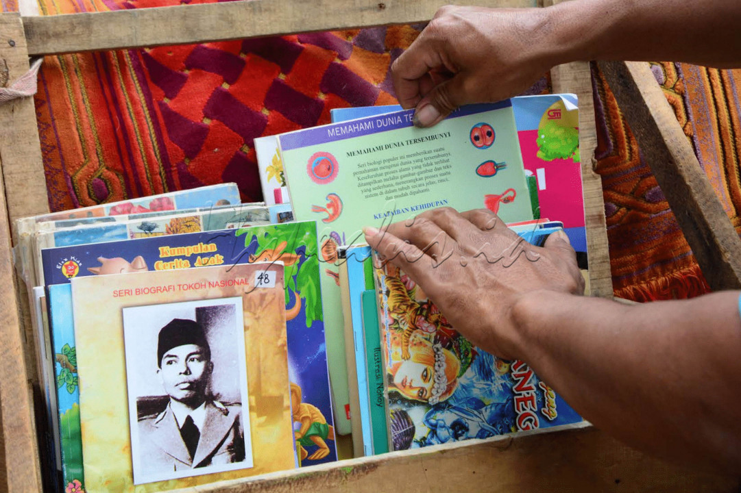 Kali ini Ridwan Sururi mengujungi sebuah tempat belajar mengaji yang berjarak sekitar 3 km dari rumahnya. Di sana, anak-anak sangat antusias menyambut Luna. Seketika buku-buku pun ludes dibaca dan dipinjam mereka.&nbsp;