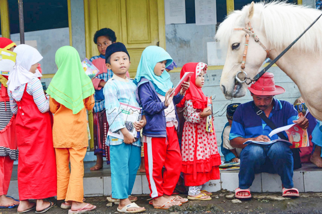 Apa yang dilakukan oleh Ridwan Sururi telah mengisnpirasi banyak orang. Berkatnya, warga di desa menjadi lebih antusias untuk membaca buku.&nbsp;
<div>&nbsp;</div>

<div>&nbsp;</div>