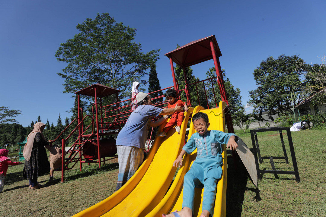 Selain belajar di alam, pengunjung juga dapat hangout di Le Gimutis Caf&eacute; disuguhi<em> scenery </em>gunung yang dapat memanjakan mata serta tidak lupa berbelanja buah tangan di <em>souvenir shop</em> yang menawarkan beragam <em>merchandise </em>berkonsep buah-buahan.