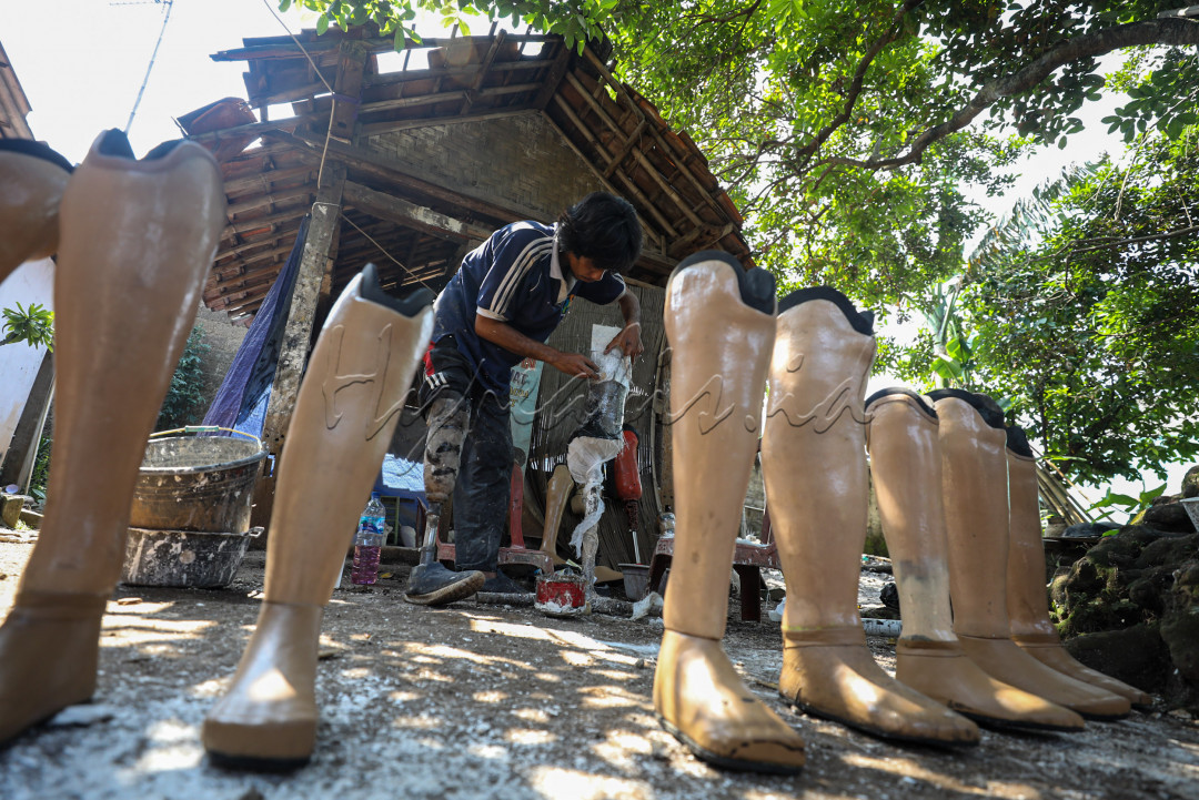 Penyandang disabilitas di tempat ini membuktikan bahwa kemandirian dapat menghasilkan karya yang bisa dimanfaatkan untuk sesama. Berawal dari keinginan membuat kaki palsu untuk diri sendiri, Ronald Regen, seorang penyandang disabilitas membuka pusat kerajinan tangan dan kaki palsu yang telah memenuhi kebutuhan sesama penyandang disabilitas selama bertahun-tahun.