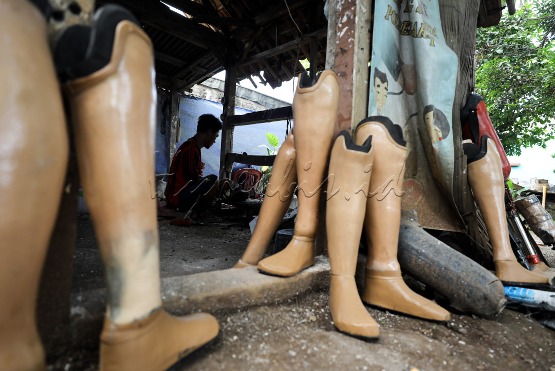 Bahan baku untuk membuat tangan dan kaki palsu didominasi oleh serat fiber dan resin. Bentuk dan ukurannya disesuaikan dengan konsumen. Selain kekuatan dan keawetan, kenyamanan menjadi salah satu prioritas dalam proses produksi.