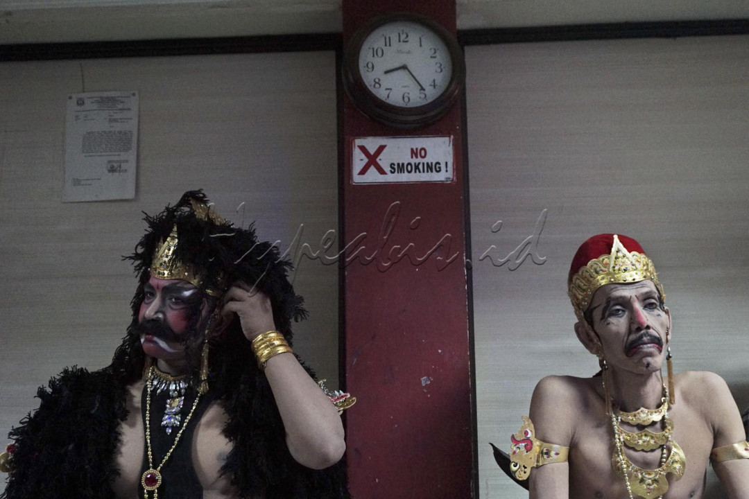 Waktu mulai mendekati pukul 20.30 WIB para seniman yang tergabung dalam kelompok Wayang Orang Bharata pun mulai bersiap untuk menunjukan aksinya yang selalu dirindukan oleh para penggemarnya. Marsam Mulyo Atmojo (68 tahun) Pimpinan Paguyuban Wayang Orang Bharata mengatakan bahwa pada umumnya para penonton yang hadir mencari obat rindu akan seni tradisi Jawa.&nbsp;<br />
&nbsp;