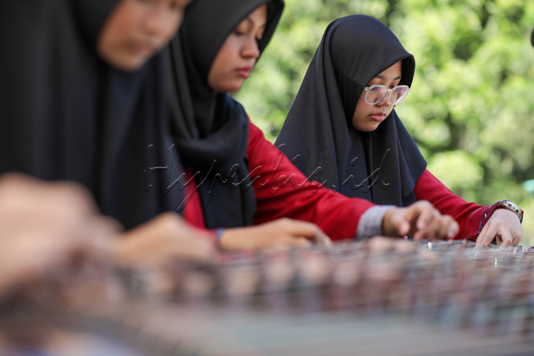 Senar-senar tersebut di setel pada nada&nbsp;pentatonis&nbsp;China yang terdiri dari nada: do, re, mi, sol dan la.