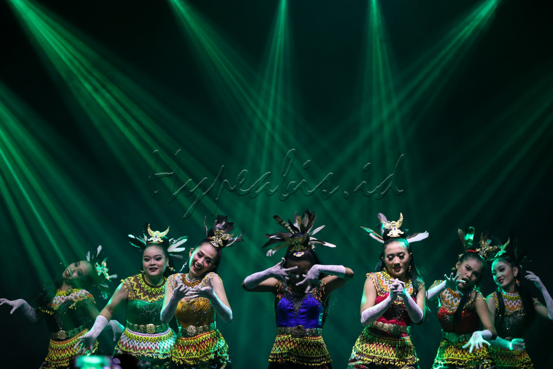 Tari kreasi adalah jenis tari yang dikembangkan dari tari-tari tradisional, kemudian dipadukan dengan gerak dan ritme modern.