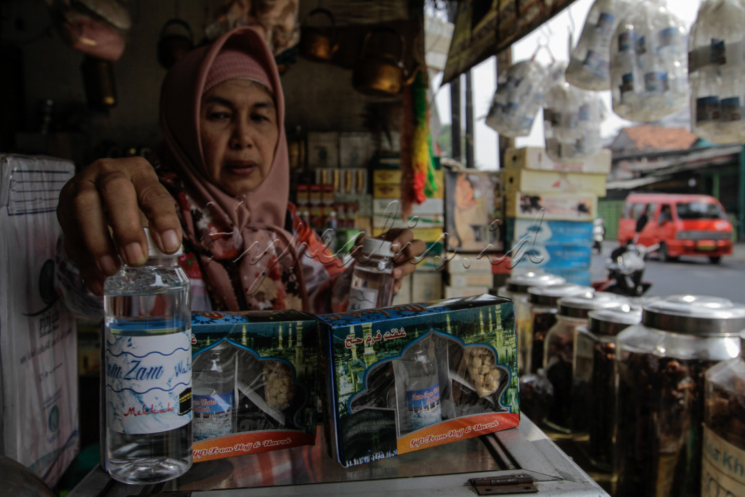 Setelah pemerintah Arab Saudi membuka kembali Ibadah Haji pasca dua tahun ditutup, pedagang pernak pernik dan oleh-oleh haji kembali bergairah.&nbsp;<br />
<br />
&nbsp;