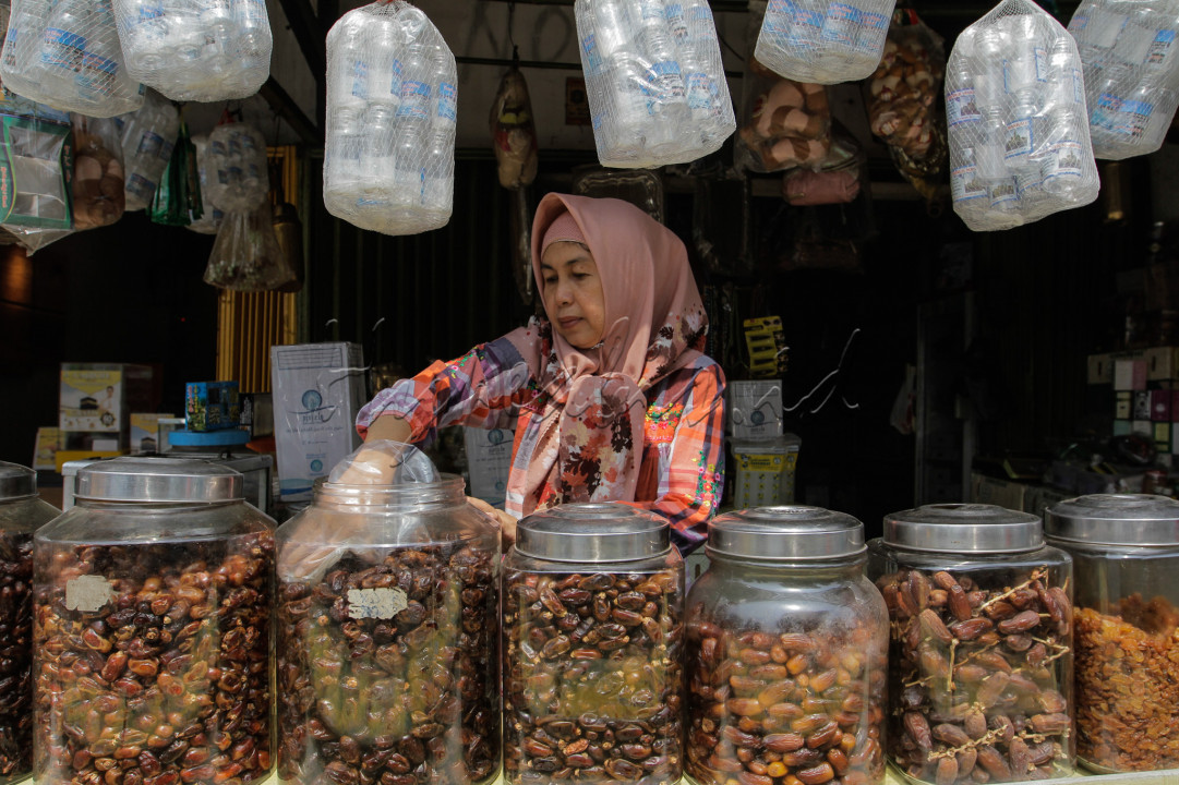 Pedagang menata kurma di toko oleh-oleh haji di kawasan Pondok Gede, Jakarta.&nbsp;<br />
<br />
<br />
&nbsp;