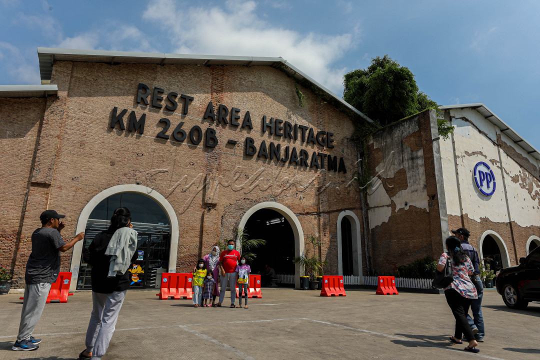 Rest Area KM 260B Heritage Banjaratma yang berlokasi jalan tol Pejagan-Pemalang, Brebes, Jawa Tengah menjadi tempat favorit para pengguna jalan yang melintas.&nbsp;