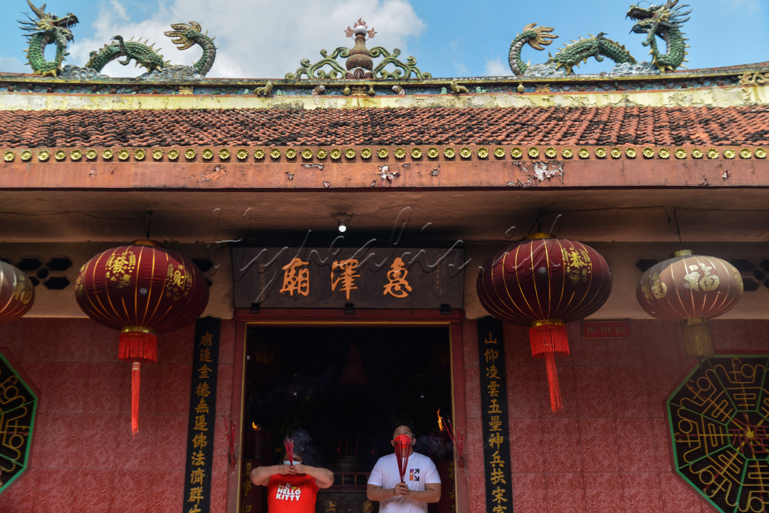 Lokasi&nbsp;vihara yang terletak di kawasan padat penduduk dan menjadi pusat ekonomi tak mengganggu&nbsp;kekhusyukan peribadatan.&nbsp;