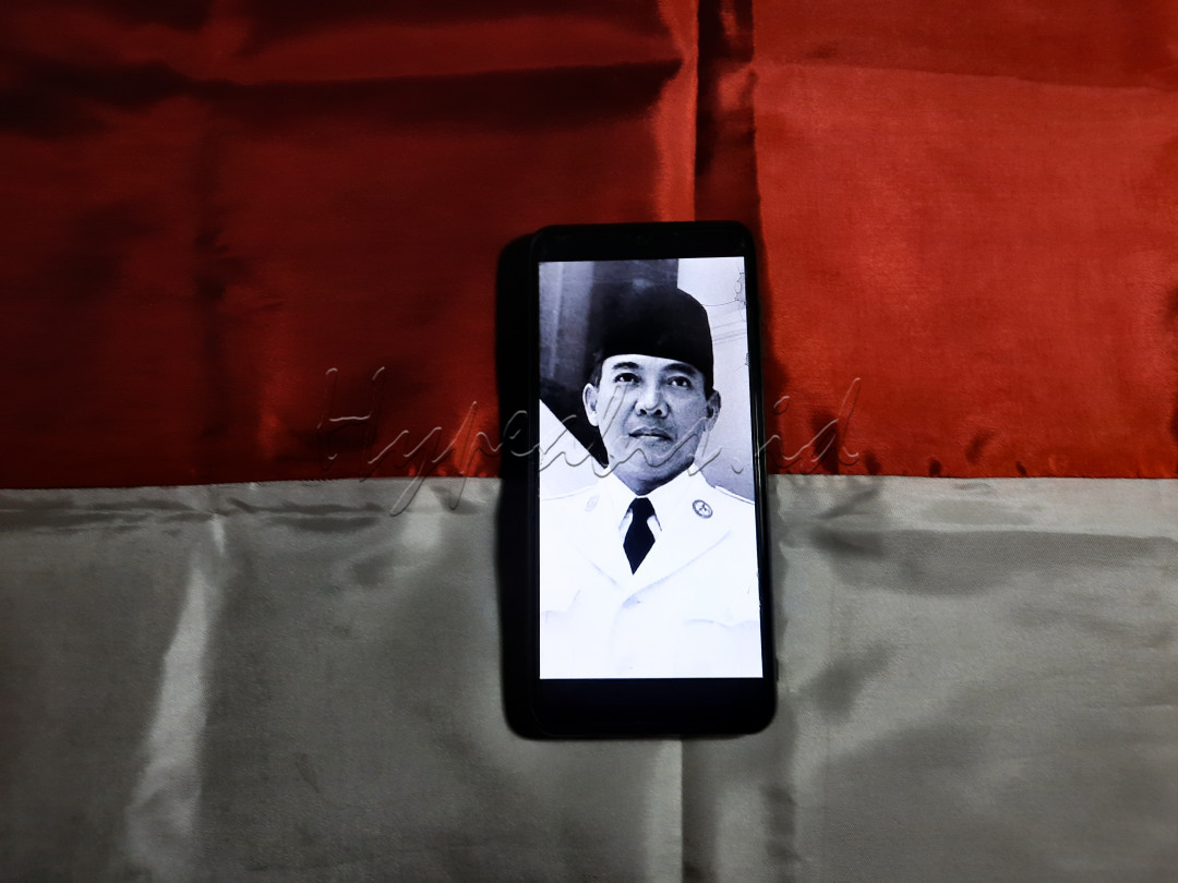 Bung Karno dan Indonesia menjadi bagian tak terpisahkan. Disitu ada Bung Karno, di situ pula ada Indonesia. Kegigihan seorang Bung Karno dalam perjuangan bangsa menjadi teladan bagi masyarakat Indonesia untuk mempertahankan gagahnya negeri, Indonesia.&nbsp;