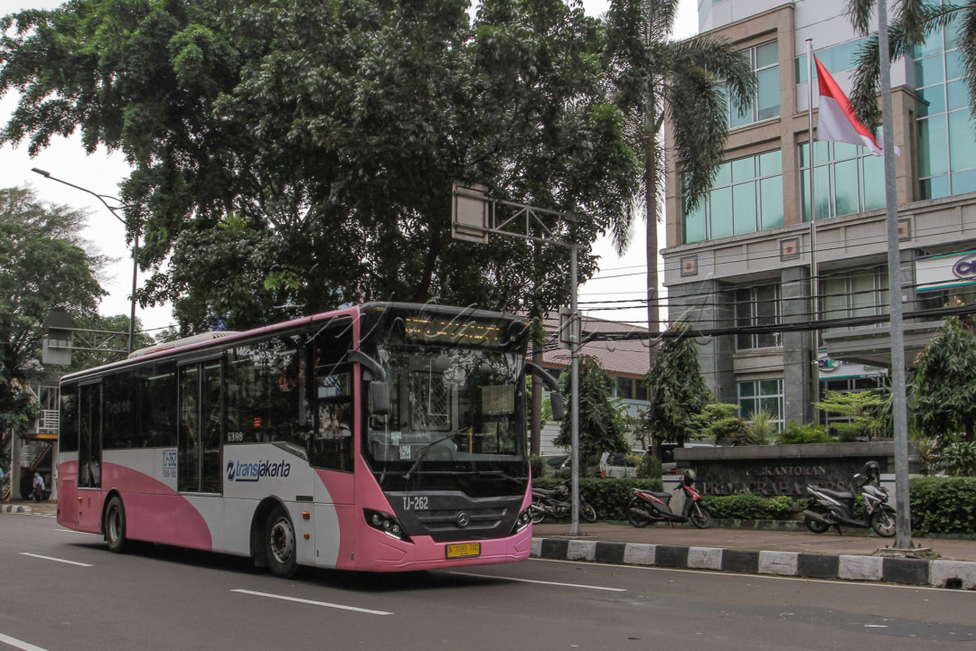 Bus Transjakarta khusus wanita melintas di kawasan Pasar Baru, Jakarta.&nbsp;