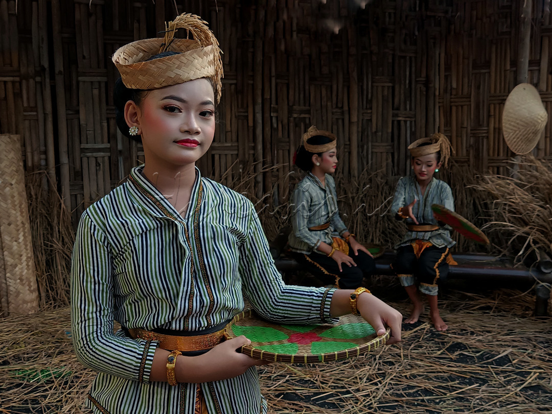 Secara umum pekerjaan menampi beras dikerjakan oleh kaum hawa.&nbsp;<br />
Alat untuk menampi terbuat dari rajutan bambu atau rotan, namun bisa juga menggunakan alat lain, seperti talam atau piring besar.<br />
Ada pesan moral yang tersimpan dalam pekerjaan Menampi dan hal ini tidak semua orang tahu dan paham. Sama halnya dengan kehidupan manusia, saat digoncang permasalahan kehidupan mereka akan berkumpul dan mencari teman sesama.