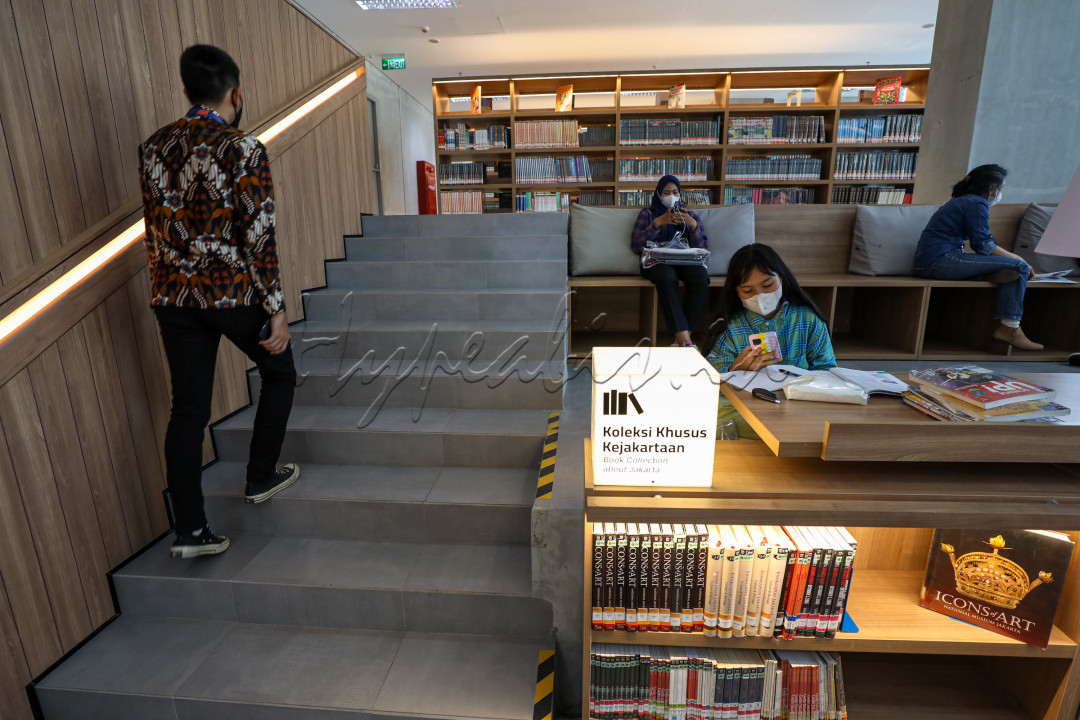 Namun untuk bisa merasakan wajah baru perpustakaan pengunjung harus mendafyar secara online terlebih dahulu. Karwna jumlah pengunjung masih dibatasi 300 orang persesinya&nbsp;