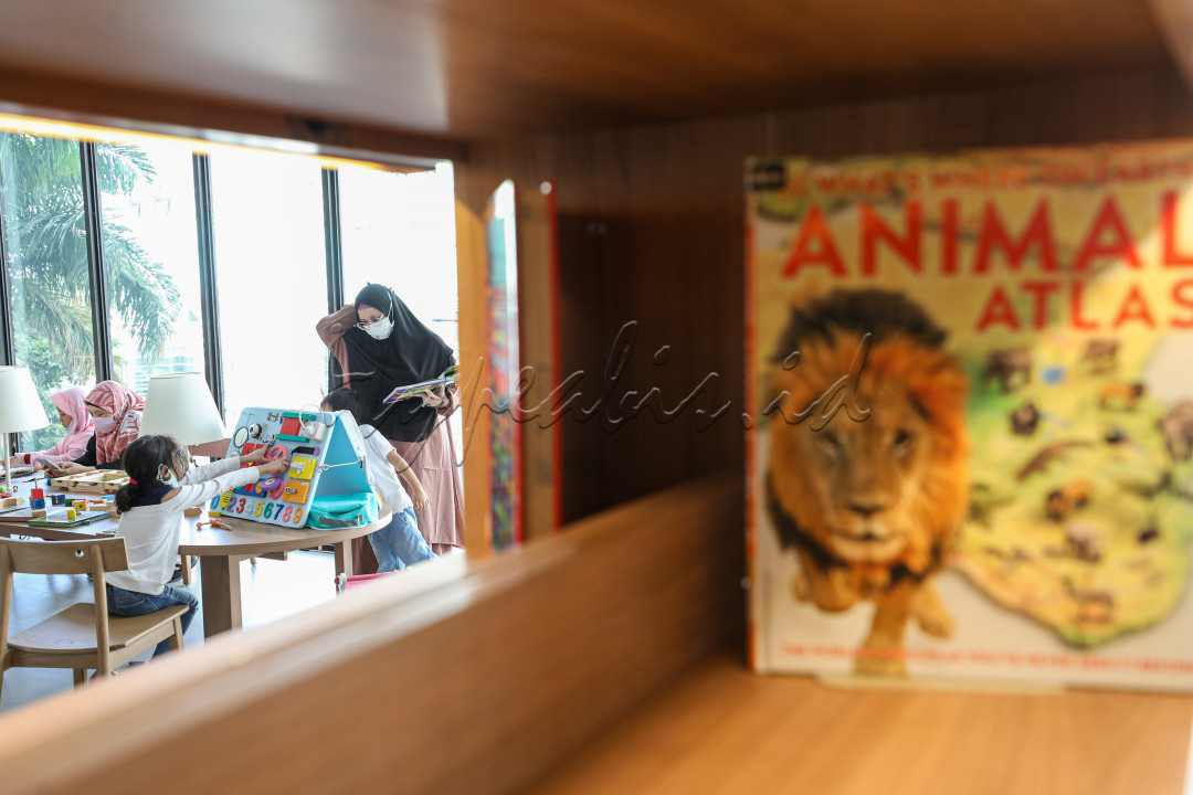 Selain menyediakan koleksi buku, diperpustakaan TIM juga tersedia ruang bermain indoor maupun outdoor. Ruang bermain indoor diperuntukan bagi anak balita.&nbsp;