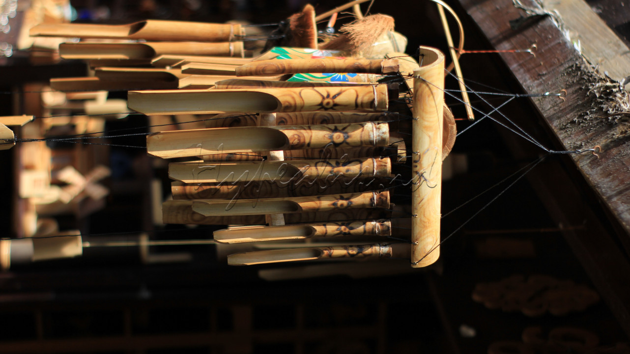 Indonesia menurut gw yaitu negara yang mempuanyai banyak alat musik tradisional dan salah satunya adalah "angklung".<br />
<br />
Angklung berasal dari dari daerah jawa barat, yang terbuat dari tabung tabung bambu, dan dimainkan dengan cara di ayunkan atau di goyangkan.