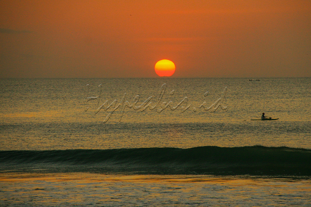 Bagi penikmat senja, Pantai Kuta menjadi salah satu pilihan yang menarik di Pulau Bali.<br />
&nbsp;