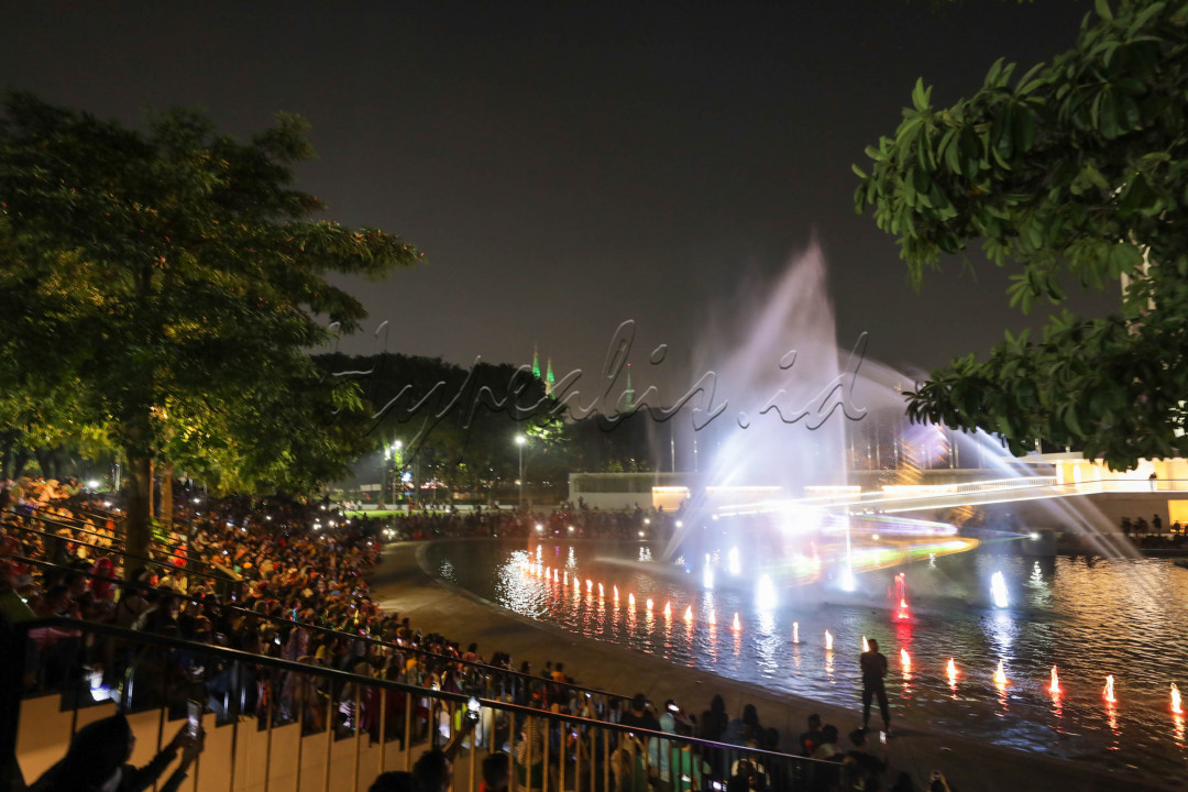 Salah satu&nbsp;objek wisata&nbsp;menarik di Ibu Kota yakni&nbsp;Air Mancur Menari&nbsp;yang berada di Lapangan Banteng,&nbsp;Jakarta Pusat, kini kembali dibuka. Setelah ditutup selama dua tahun pada&nbsp;pandemi Covid-19, Air Mancur Menari kini kembali dioperasikan setiap akhir pekan.
