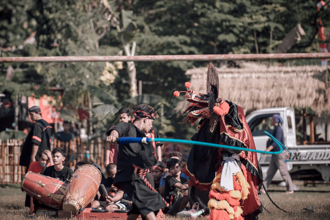Pentas Kesenian Jaran Thek&nbsp; di iringi suara instrumen Musik Reog khas Ponorogo dan di sertai suara pecut dari sang pawang . pawang mengontrol pergerakan Barongan Jaran Thek dengan pecut.