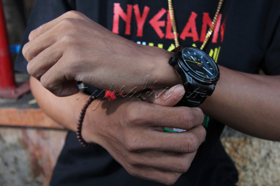 Atop memerkan jam tangan nya dihadapan kamera.<br />
&nbsp;