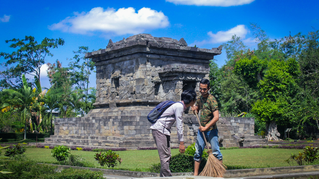 Pada foto ini mengambarkan <strong>adab</strong> dan <strong>tata krama.</strong><br />
<br />
<strong>Mahasiswa</strong> (orang berkacamata dan beransel) lewat di depan <strong>seorang penduduk asli</strong> yang sedang menyapu di jalan,&nbsp;Mahasiswa tersebut menegur dengan senyuman, untuk meciptakan suasana kehangatan.