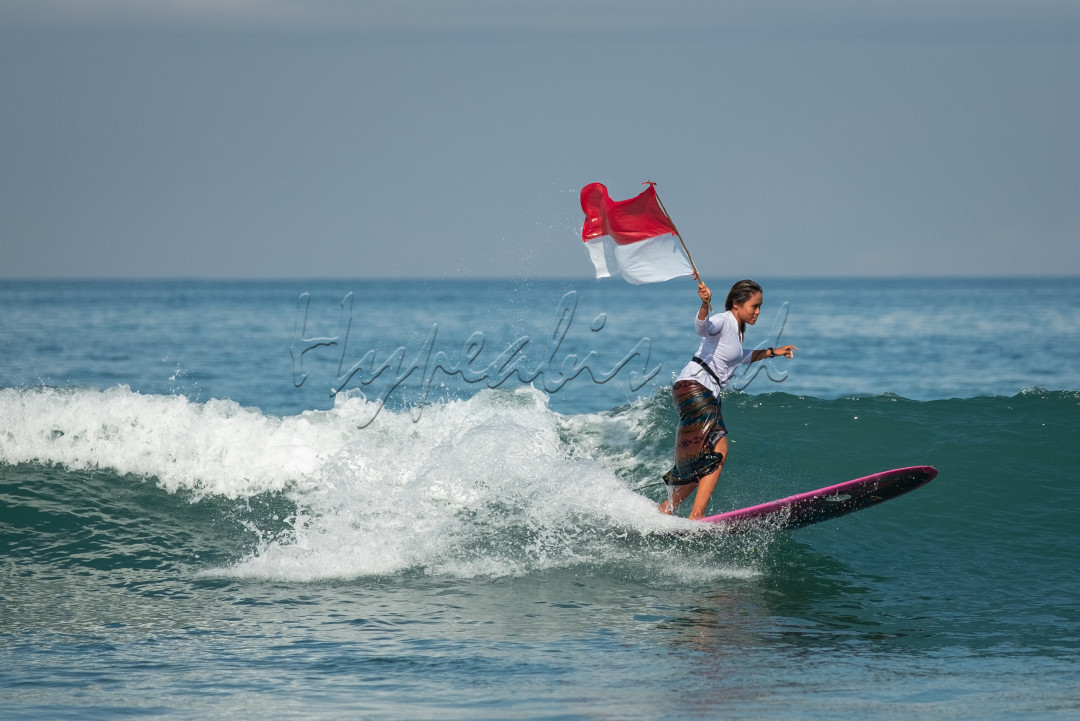Rasa cinta terhadap tanah air bisa ditunjukkan dalam berbagai hal oleh masyarakat Indonesia, contohnya Peselancar perempuan mengenakan kebaya dan membawa bendera merah putih saat beraksi di pantai Kuta Bali.&nbsp;
