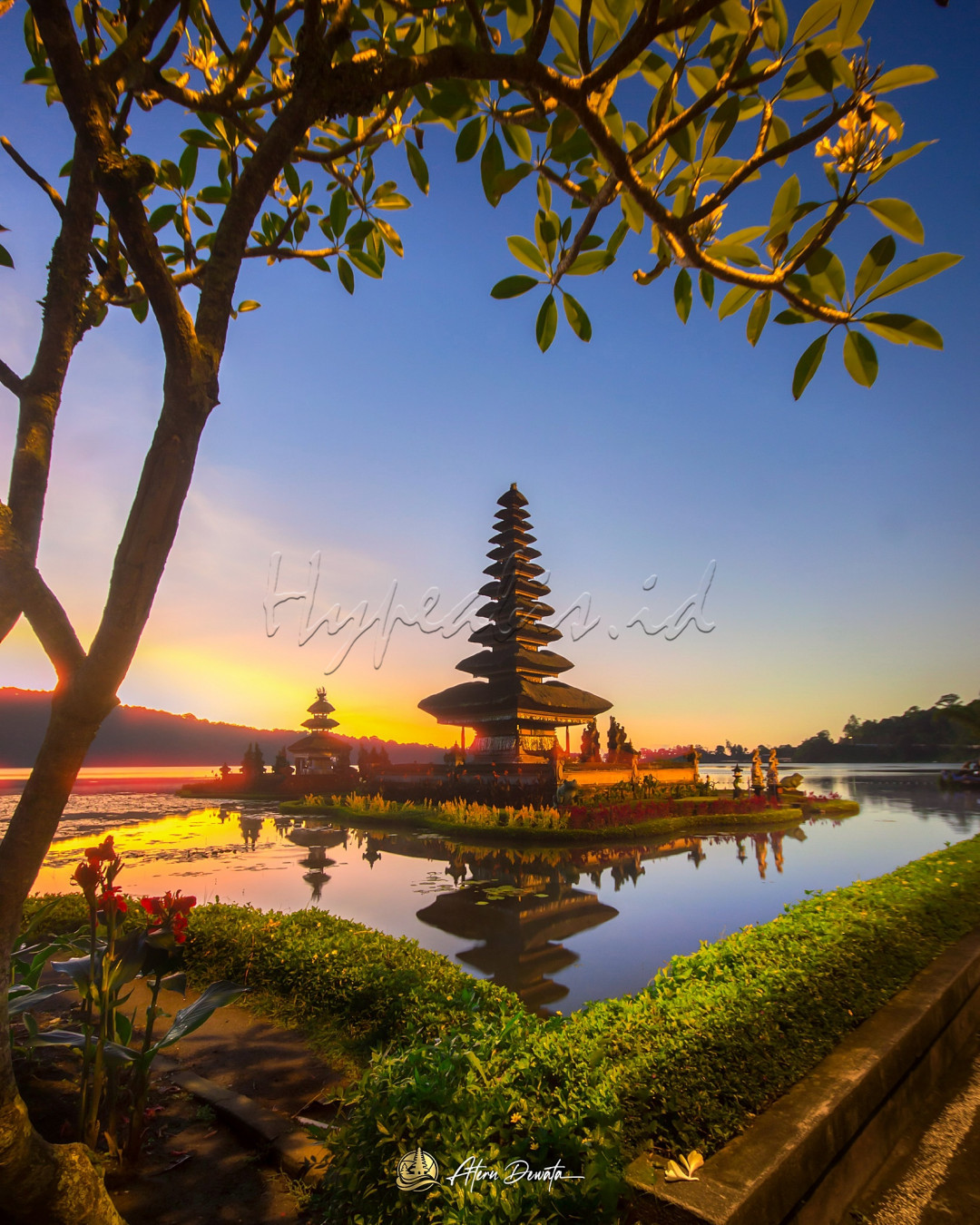 One of the best tourist attraction in Bali, Indonesia.&nbsp;<br />
The temple lacated on the lake of Bratan, so it's look like a flying temple on the lake.&nbsp;<br />
Te get here, you need to go by vehicle and take about 2 hours from Denpasar Air Port.&nbsp;