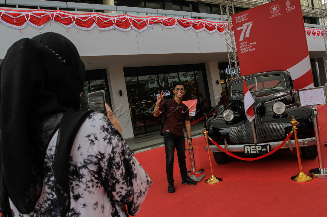 Sejumlah warga terlihat antusias dengan pameran ini dan tak lupa mengabadikan momen untuk berfoto bersama dengan koleksi mobil dinas tersebut.