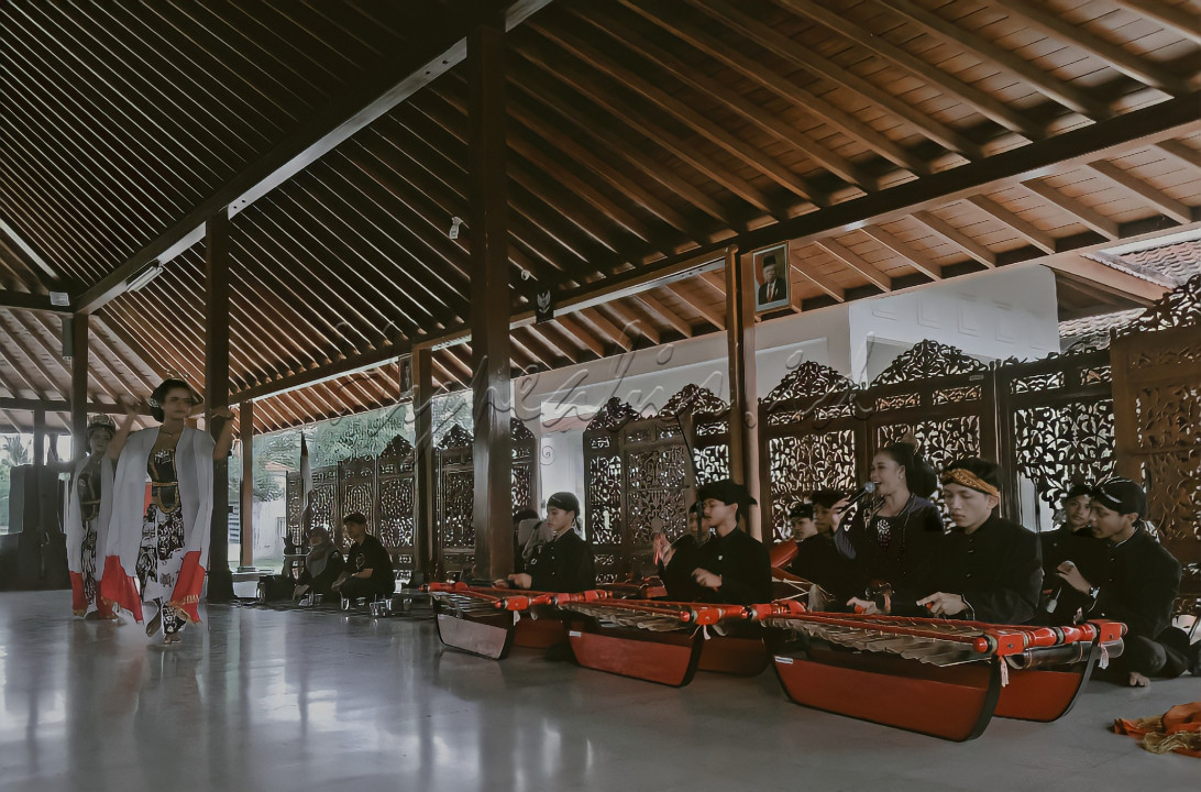 "Lengger Lanang" merupakan budaya asli Kabupaten Banyumas yang sudah mendunia tetapi masih terus diperjuangkan kelestariannya. Lengger berasal dari bahasa jawa <em>"Leng" </em>yang berarti lubang dan<em> "Ger" </em>yang berarti jengger. Maksudnya yakni dikira perempuan ternyata laki-laki. Hal ini dikarenakan pada umumnya tarian lengger dibawakan oleh beberapa orang laki-laki yang berdandan dan menari layaknya seorang penari perempuan. Dengan mengikuti lomba ini, saya harap tarian "Lengger Lanang" asli Banyumas dapat lebih dikenal luas oleh masyarakat umum dan semakin banyak masyarakat yang ingin bersama-sama melestarikannya.&nbsp;