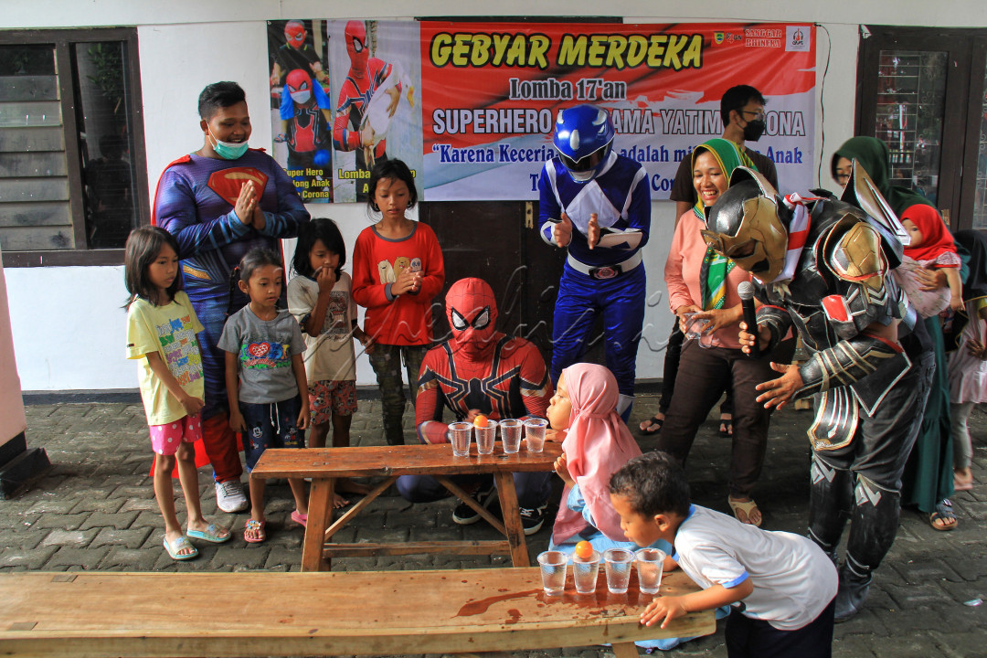 Para pemuda relawan asal sukoharjo mengenakan kostum superhero mengadakan lomba 17 Agustus, mereka mengundang beberapa anak yatim yang terkena dampak covid19 untuk bersama sama mengikuti kemeriahan lomba 17 Agustus.&nbsp;