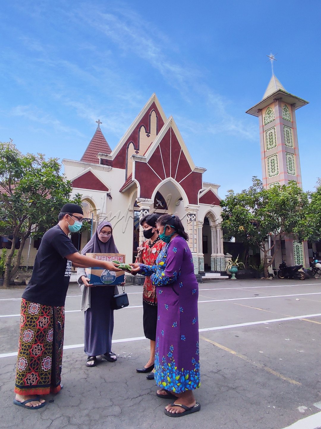 Merdeka adalah mampu menjaga nilai toleransi terhadap pemeluk agama lain.&nbsp;<br />
pemuda muslim sedang membagikan nasi berkat khas wonogiri kepada umat Kristiani yang telah selesai melaksanakan ibadah suci.&nbsp;
