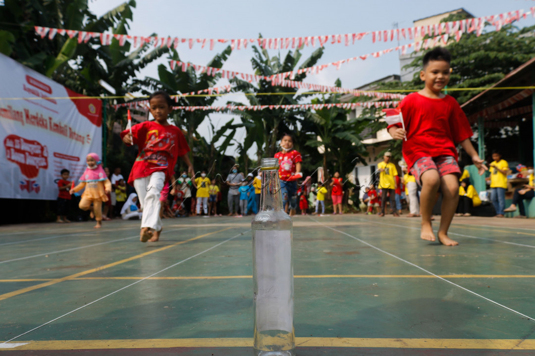 Lomba memasukkan bendera ke dalam botol adalah perlombaan yang sering diadakan di setiap wilayah untuk lomba 17 Agustus-an. Siapa yang paling cepat mengumpulkan bendera sebanyak-banyaknya sampai habis dari tempat <em>Start,</em> itulah pemenangnya. Biasanya, lomba ini dikhususkan untuk anak-anak balita dan TK. Ekspresi anak-anak di dalam foto ini terlihat sangat gembira dan menikmati perlombaan yang mereka lakukan. 17 Agustus-an yang ke-77 ini sangat ramai!&nbsp;