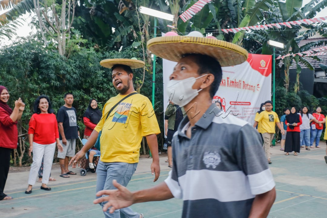 Lomba balap tampah ini dilakukan oleh bapak-bapak. Bukannya fokus agar cepat sampai garis <em>Finish,</em>&nbsp;sempat-sempatnya bapak yang memakai baju warna kuning itu berekspresi konyol hingga membuat penonton tertawa.