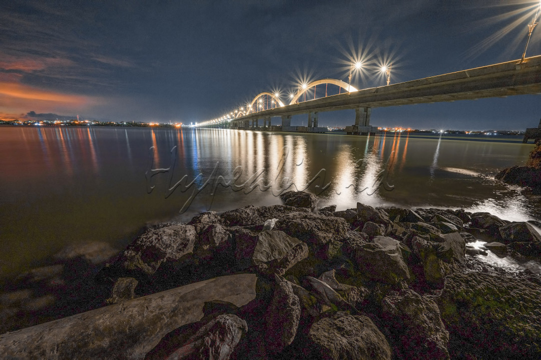 Indonesia memiliki jembatan jembatan yang indah, salah satunya Jembatan Dompak yang berlokasi di Bintan, Kepulauan Riau.<br />
<br />
Foto menggunakan kamera Nikon Z7II dengan Lensa 14-30mm f4.0<br />
Lokasi: Jembatan Dompak<br />
Pengambilan Foto 29 Juni 2022
