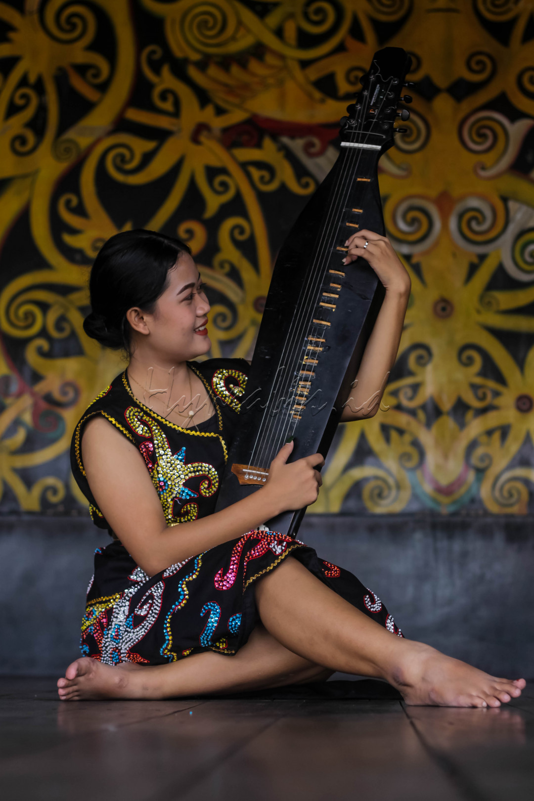sape&nbsp;kalimantan barat&nbsp;adalah alat musik kesenian tradisional masyarakat suku&nbsp;dayak kayaan&nbsp;di wilayah sungai&nbsp;kapuas hulu&nbsp;yang digunakan sebagai salah satu sarana hiburan bagi masyarakat dayak. sape&nbsp;merupakan alat musik petik yang mana bentuknya berbadan lebar, bertangkai kecil, panjangnya sekitar satu meter, memiliki dua senar/tali dari bahan plastik.&nbsp;sape&nbsp;jenis ini memiliki empat tangga nada. &nbsp;sape&nbsp;juga digunakan sebagai sarana pengiring tarian serta pendukung&nbsp; dari upacara ritual adat suku dayak lainnya.&nbsp;sape&nbsp;artinya&nbsp;tiga&nbsp;sesuai dengan jumlah dawai yakni hanya tiga buah.<br />
&nbsp;