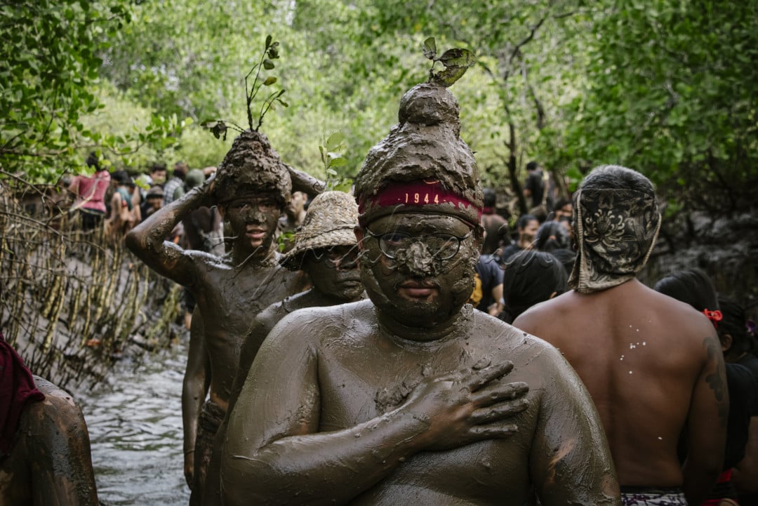 Satu lagi tradisi unik yang ada di wilayah Kedonganan, Jimbaran, Badung. Namanya Tradisi Mebuug Buugan yang berlangsung saat Ngembak Geni atau sehari setelah Nyepi. Mebuug Buungan atau Mandi Lumpur adalah permainan rakyat yang menggunakan lumpur sebagai alat bermainnya. Tujuan dari Mabuug Buugan adalah memohon anugerah kepada Ida Sanghyang Widhi Wasa atau Tuhan Yang Maha Esa untuk keselamatan dan kesejahteraan. Tradisi ini berlangsung di hutan Mangrove di desa setempat.<br />
Setelah mereka saling melempari lumpur, mereka berbondong-bondong menuju Pantai Pemelisan. Disanalah mereka akan membersihkan diri dari lumuran lumpur yang ada di sekujur tubuhnya.<br />
&nbsp;