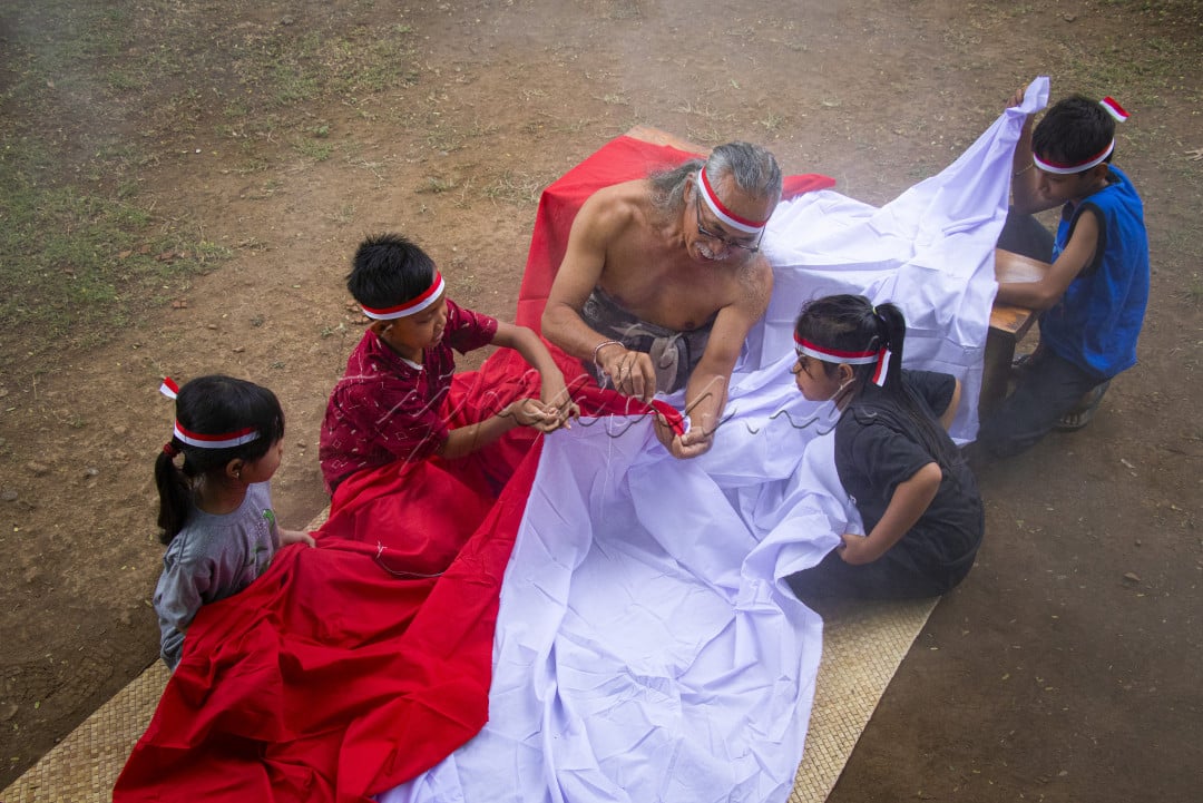 Sang Saka Merah Putih, Merah Putih, atau kadang disebut Sang Dwiwarna (dua warna).&nbsp;<br />
Serang Kakek memperkenalkan Sejarah Bangsa Indonesia dan &nbsp;Bendera Merah Putih kepada anak-anak sejak usia dini.<br />
Dari zaman kerajaan, penjajahan hingga Negara Indonesia bisa merdeka dari semuannya sampai saat ini.