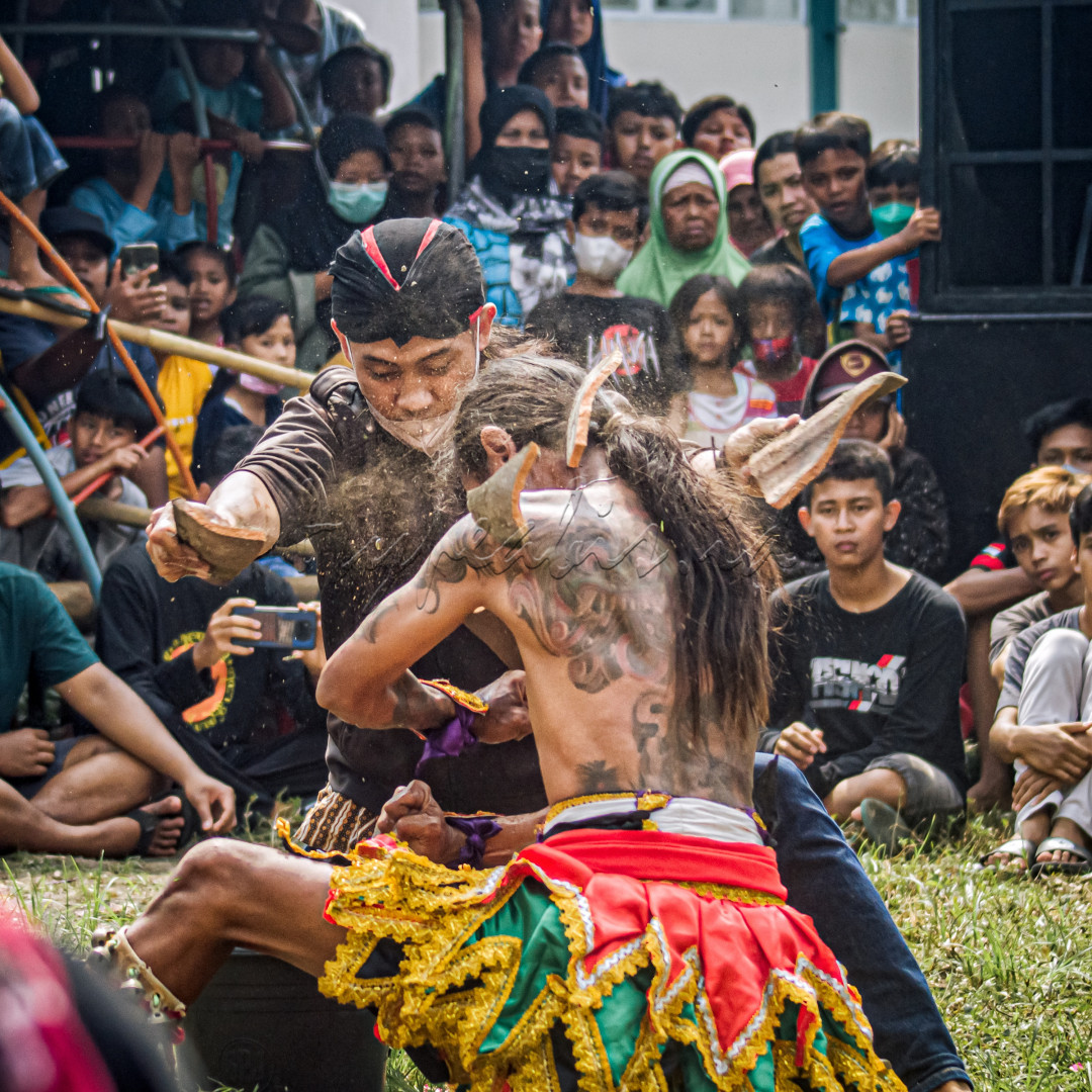 Jathilan<br />
<br />
Indonesia kayak akan budaya. Salah satu budaya yang masih dijaga dengan erat masyarakat Klaten, Jawa Tengah, adalah Jathilan.