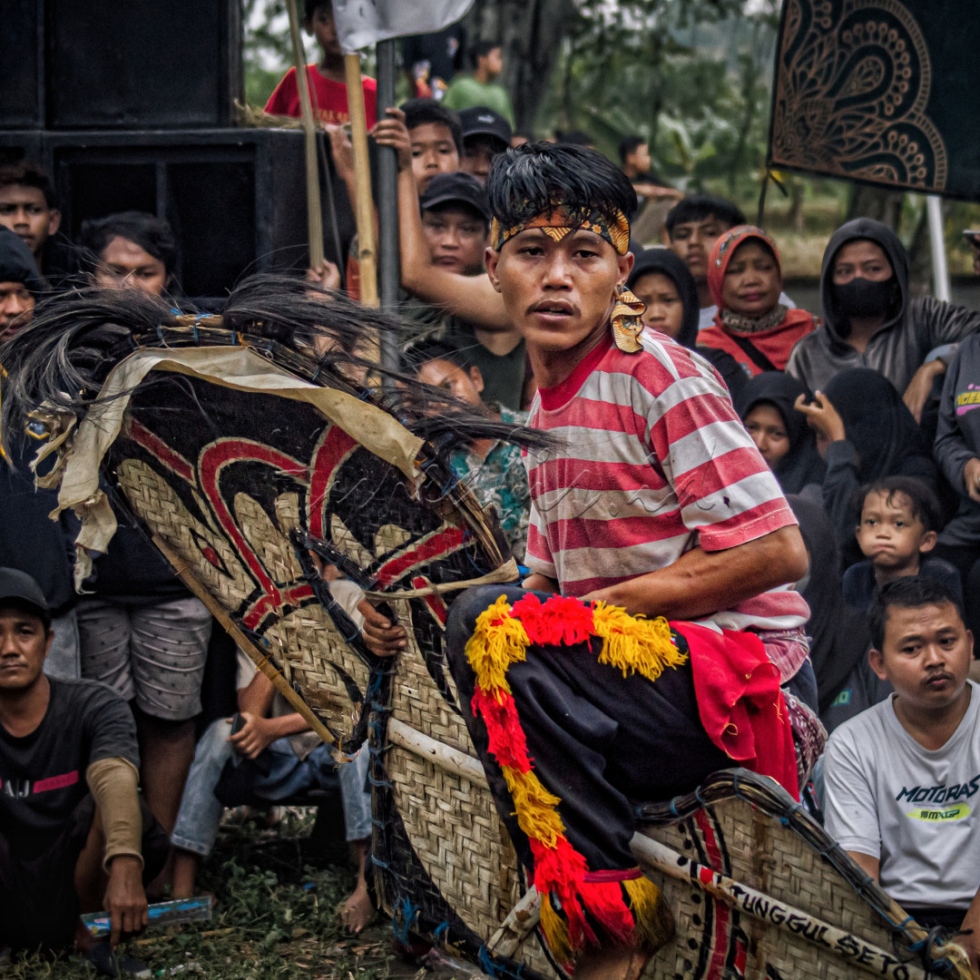Jathilan<br />
<br />
Jathilan adalah salah satu kebudayaan Indoensia khususnya Jawa Tengah. Tradisi yang sudah ada bertahun-tahun ini terus dipelihara oleh penduduk setempat.