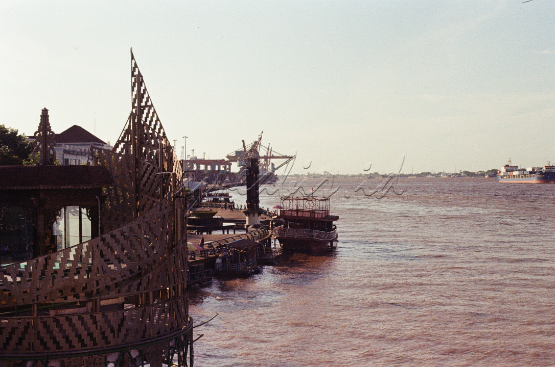 Sungai Kapuas&nbsp;atau&nbsp;sungai Kapuas Buhang &nbsp;atau&nbsp;sungai Batang&nbsp;Lawai&nbsp;(Laue)&nbsp;merupakan&nbsp;sungai&nbsp;yang berada di&nbsp;Kalimantan Barat. Sungai ini merupakan sungai terpanjang di pulau&nbsp;Kalimantan&nbsp;dan sekaligus menjadi sungai terpanjang di&nbsp;Indonesia&nbsp;dengan panjang mencapai 1.143&nbsp;km.<br />
Nama sungai Kapuas diambil dari nama daerah Kapuas (sekarang&nbsp;Kapuas Hulu) sehingga nama sungai yang mengalir dari Kapuas Hulu hingga muaranya disebut sungai Kapuas, namun&nbsp;Kesultanan Banjar&nbsp;menyebutnya&nbsp;Batang Lawai&nbsp;yang mengacu pada nama daerah Lawie atau Lawai (sekarang&nbsp;Kabupaten Melawi) sehingga nama sungai yang mengalir dari Kabupaten Melawi hingga muaranya di sekitar kota Pontianak disebut Sungai/Batang Lawai.<br />
&nbsp;