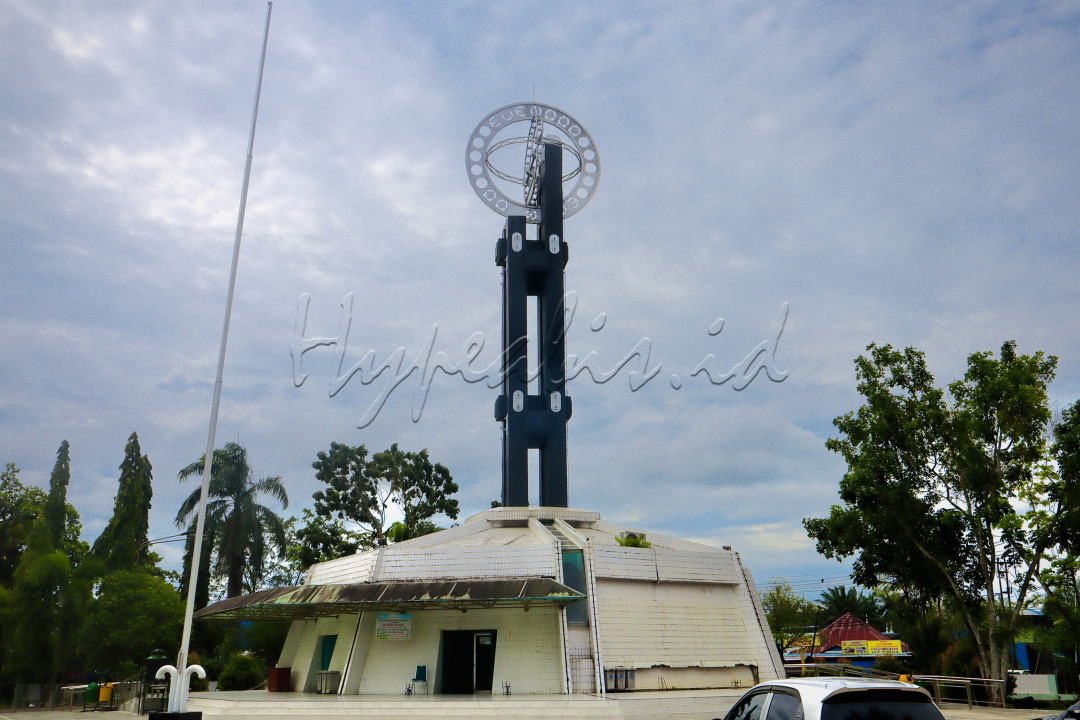 &nbsp;<br />
Tugu Khatulistiwa&nbsp;dibuat pada masa pemerintahan Hindia Belanda sebagai penanda titik nol derajat garis&nbsp;khatulistiwa. Pada tahun 1928,&nbsp;tugu&nbsp;equator mulai dibangun&nbsp;dengan&nbsp;bentuk sederhana, yaitu berupa tonggak (lebih dikenal&nbsp;dengan&nbsp;patok)&nbsp;dengan&nbsp;tanda panah di atasnya.<br />
Selain itu, terdapat keterangan&nbsp;simbol&nbsp;berupa&nbsp;anak panah&nbsp;menunjukan arah utara-selatan (lintang 0' derajat). Keterangan&nbsp;simbol&nbsp;berupa flat lingkaran yang bertuliskan evenaar (bahasa Belanda) yang artinya&nbsp;khatulistiwa, menunjukkan belahan&nbsp;garis khatulistiwa&nbsp;atau batas utara dan selatan.<br />
&nbsp;<br />
&nbsp;