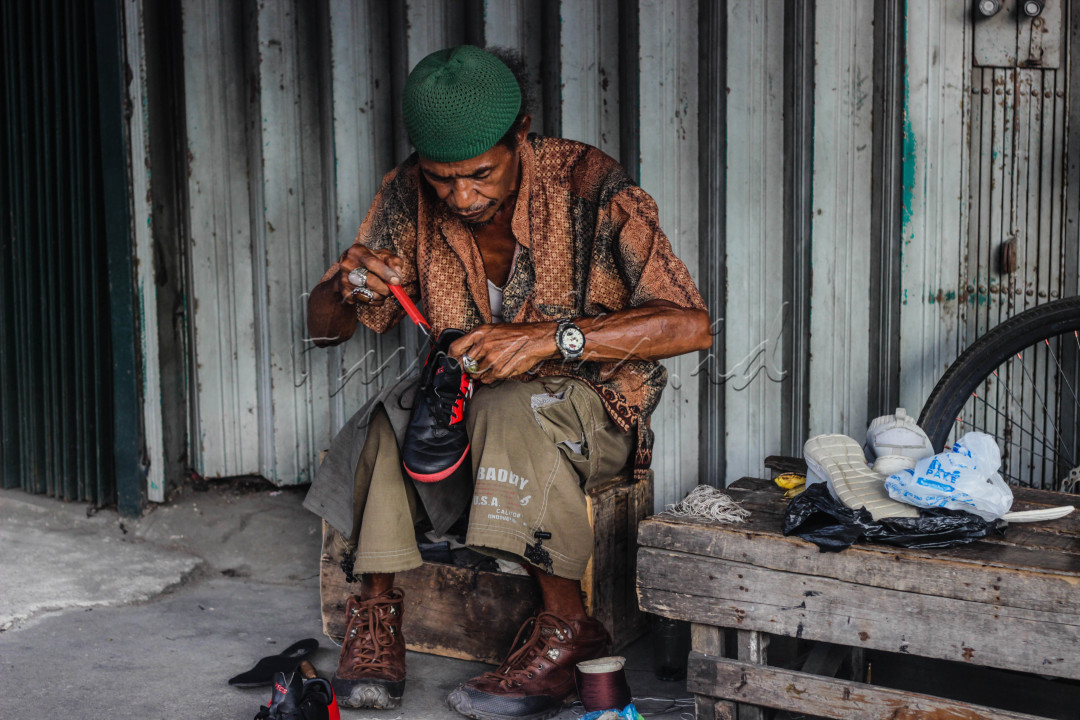 Jadi tukang sol sepatu adalah bagian dari pergerakan ekonomi sirkular yang memberikan dampak &nbsp;terhadap ekonomi, sosial dan lingkungan. &nbsp;Dampak ini dirasakan bukan hanya untuk tukang sol sepatu tapi juga untuk masyarakat lainnya . Dengan mereparasi sepatu, kita bisa menghemat sumber daya alam dan juga menabung. &nbsp;Banyak tantangan &nbsp;yang dihadapi untuk keberlanjutan usaha sol sepatu ini sehingga memerlukan dukungan berbagai pihak. Walaupun &nbsp;usaha yang informal , kegiatan sol sepatu ini harus berkembang &nbsp;untuk mendorong praktek ekonomi sirkular tetap berjalan di Indonesia.<br />
&nbsp;