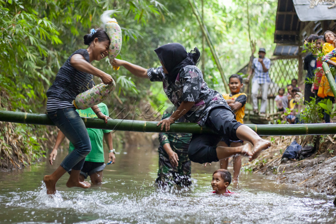 Indonesia itu orangnya sportif dan bahagia. Saling menerima, saling mendukung, dan mengarah kepada kebaikan akan memberikan kebahagiaan. Itulah ciri orang Indonesia. Sesusah apapun keadaannya, mereka selalu menerima dengan lapang dada.