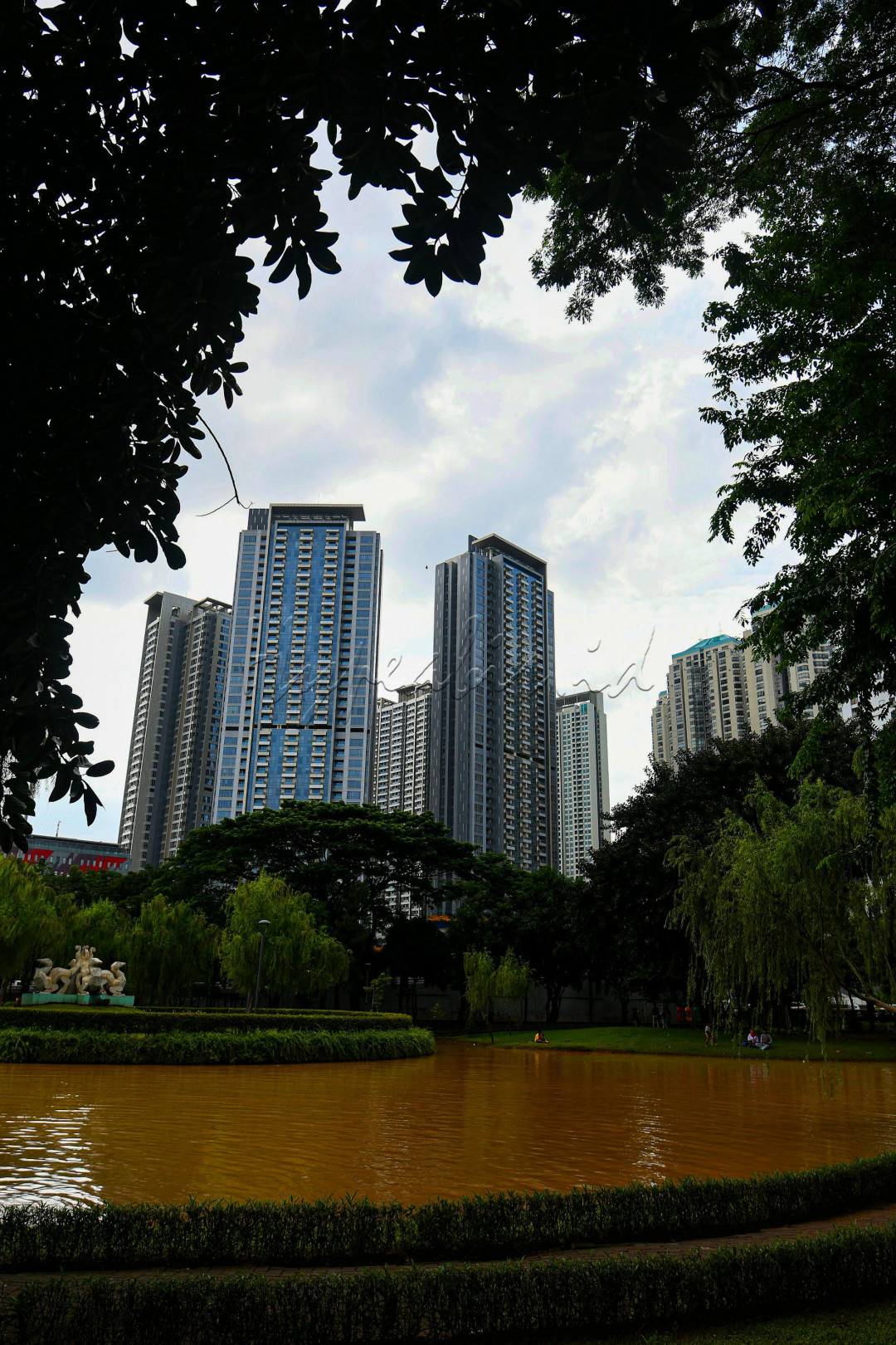Taman kota inilah yang menjadi oase ditengah kota Jakarta. Selain sebagai areal hijau untuk paru-paru kota. Taman juga digunakan sebagaian warga untuk berekreasi.&nbsp;