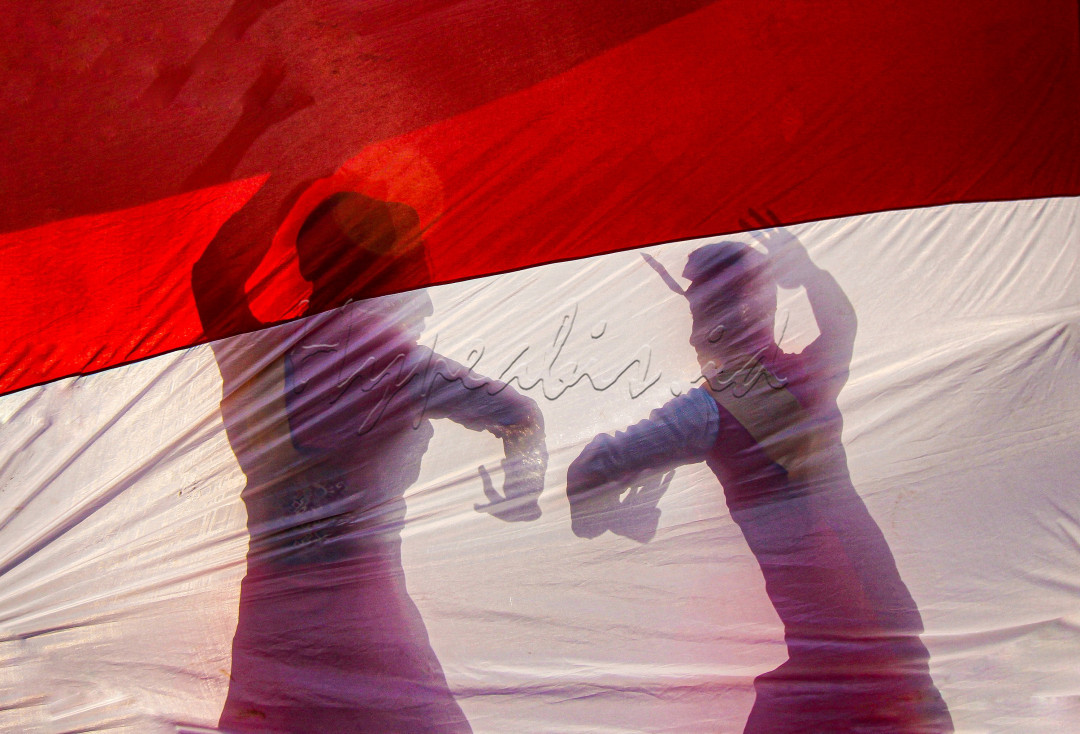 &nbsp; &nbsp; &nbsp;Indonesia adalah salah satu negara kepulauan terbesar dan terindah di dunia, Begitu banyak cerita dan kisah tradisi khas Indonesia yang melekat dan bahkan menjadi sesuatu yang ditunggu dan dirindukan oleh setiap masyarakat Indonesia. Tentu saja hal ini menjadi salah satu nilai positif bagi negara ini. Toleransi antar umat beragama, suku, ras, dan status sosial menjadi salah satu harga mati yang dimiliki negeri kita ini. Hal itu pun mampu menambah kenyamanan setiap warga yang tinggal di Indonesia.<br />
<br />
&nbsp; &nbsp; &nbsp;Begitu banyak hal yang dapat dijadikan alasan bagi rakyat Indonesia untuk mencintai negerinya. Setiap warga Indonesia yang tinggal di negeri ini pun memiliki ceritanya masing-masing dan berbeda satu sama lain terhadap kenangan mereka dengan kebudayaan Indonesia yang sangat mereka cintai.