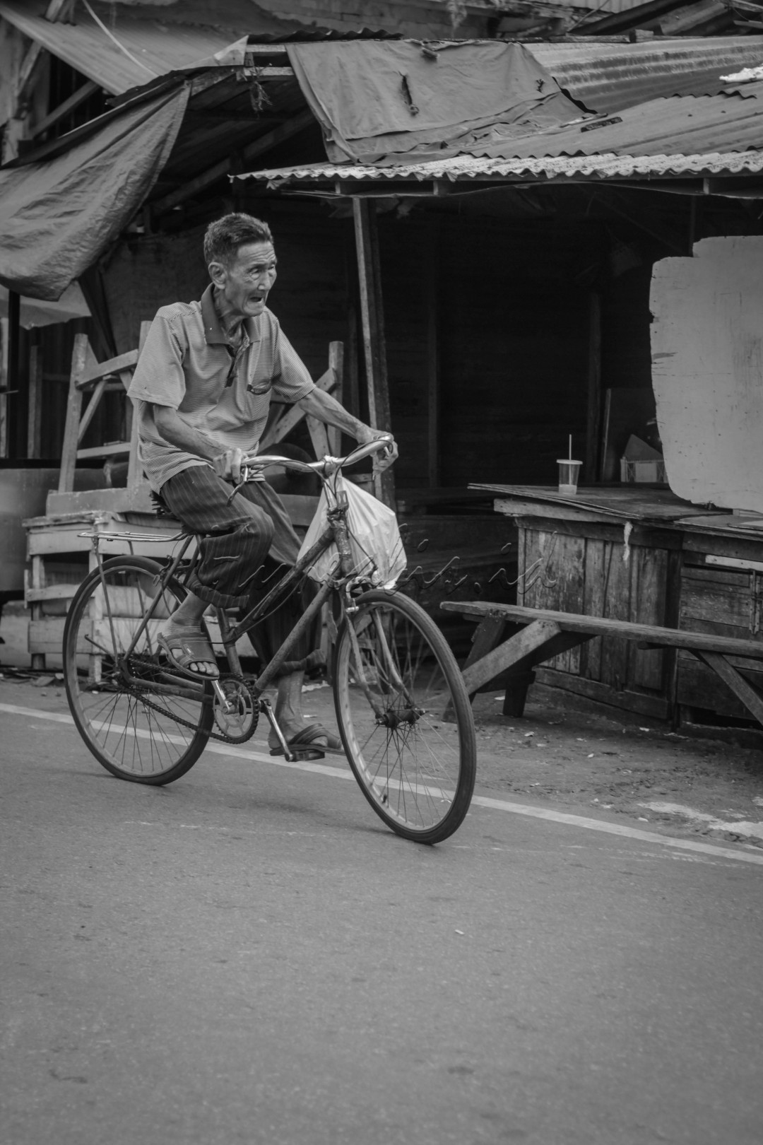 <div style="text-align: justify;">Kesederhaan hidup yang tak jemu di kayuhnya sepeda tua dengan riang gembira menuju pasar tradisional . baginya sepeda tua merupakan tempatnya menggantungkan harapan yang ada di pikiran seorang kakek sederhana yang hanya menjalani hidup sesuai dengan Skenarionya namun tak pernah berputus asa.<br />
&nbsp;</div>